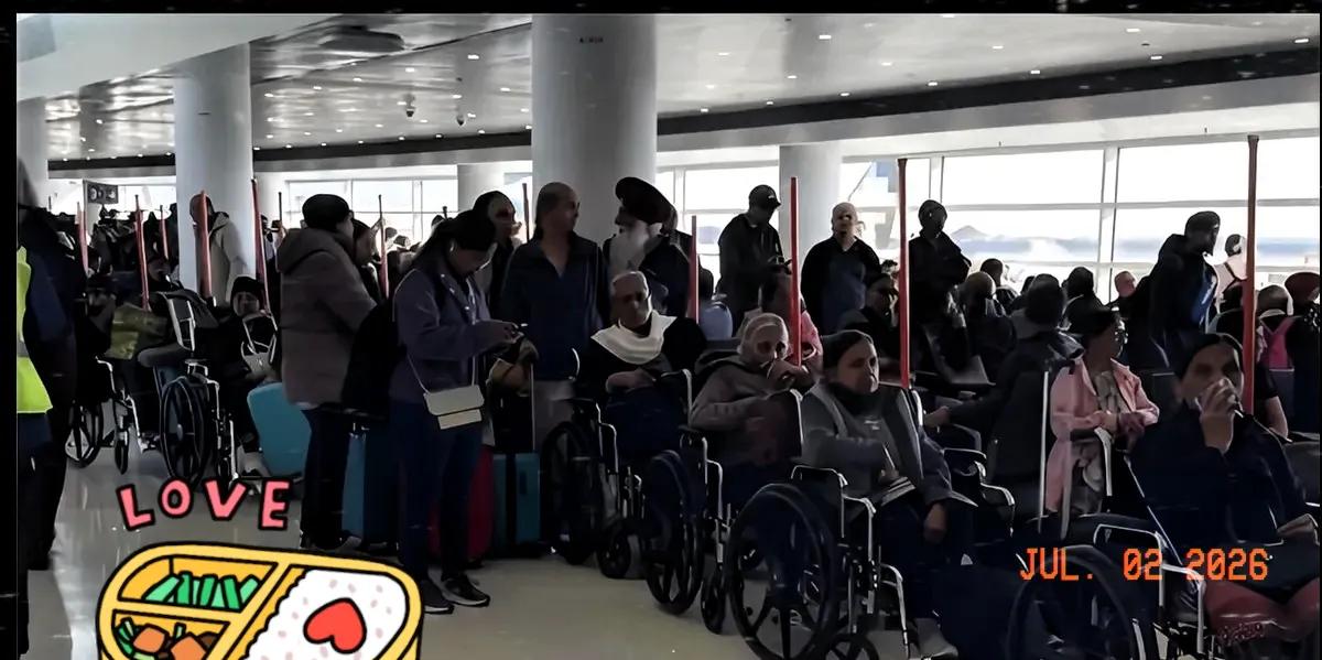 刚在首都机场T3接机，算是开了眼了。

一群印度游客落地后，根本不去行李转盘，一