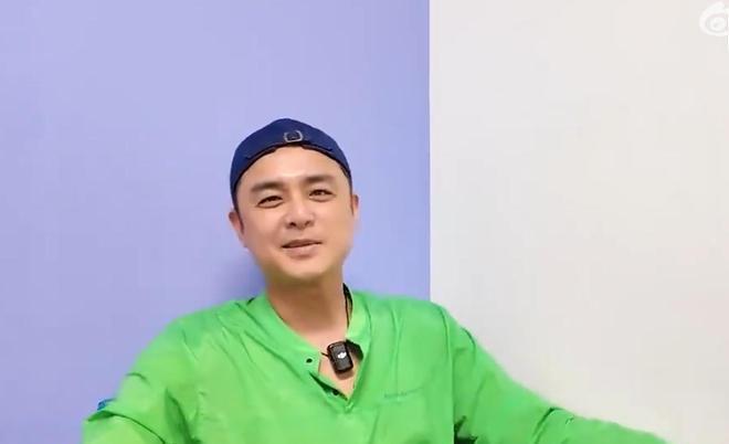 朱孝天与F4成员合体引发关注，但因不熟尴尬勉强。朱孝天直播回应删除好友并自曝和明