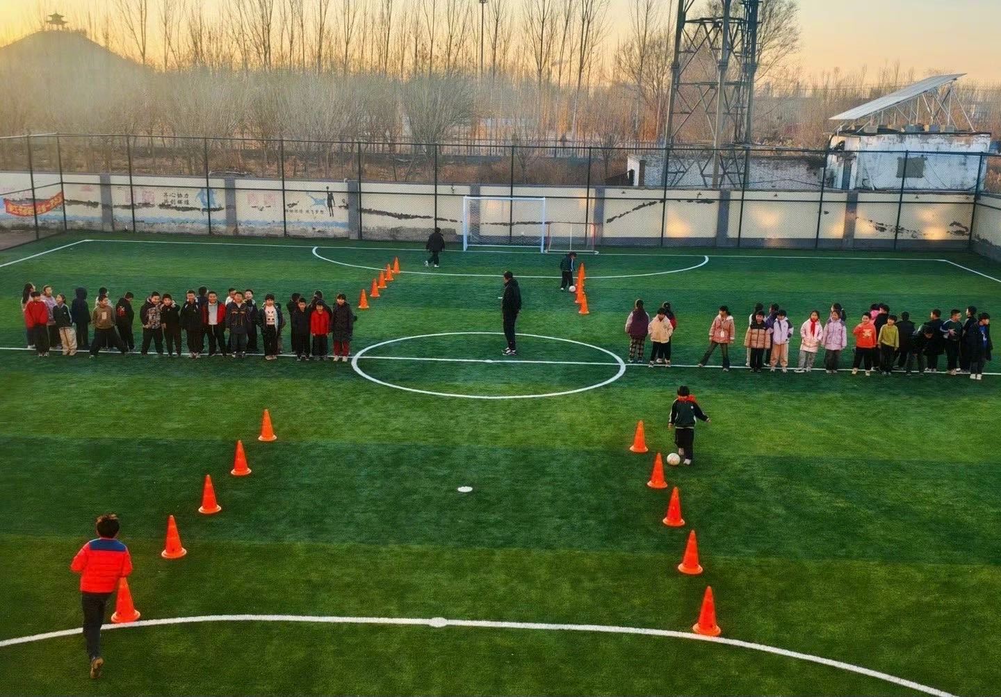 鹿晗第13座公益球场竣工 报！足球第一课第13座公益球场在福建竣工啦！咱鹿哥就是