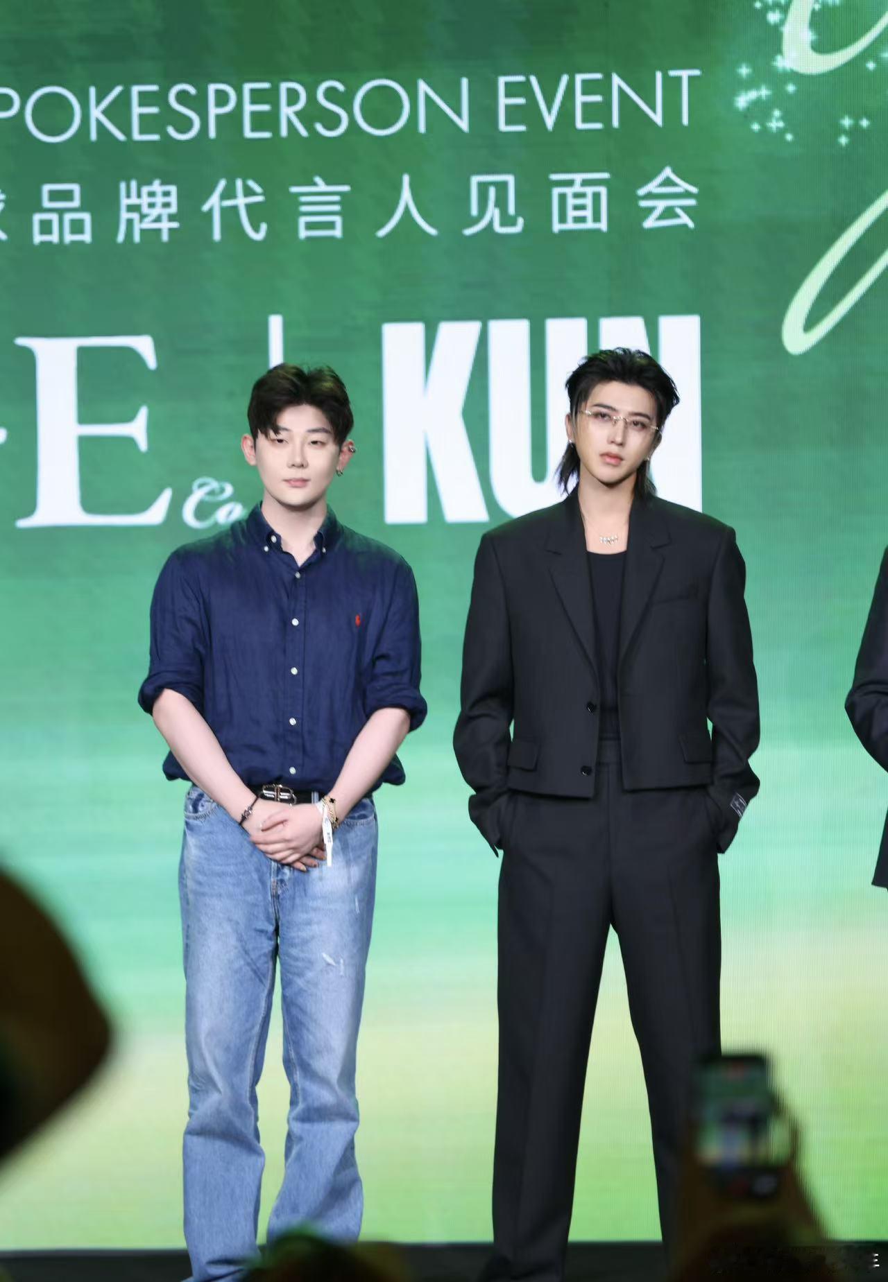 对比很多明星遇事黑脸甩脸，他下意识先安慰主持人、提醒安全，顾着别人感受，本能反应