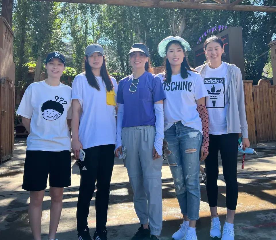 5位女排姑娘私服合照：林莉笑意盈盈，魏秋月珠光玉色，刘宴含明艳时尚，最让人意外的