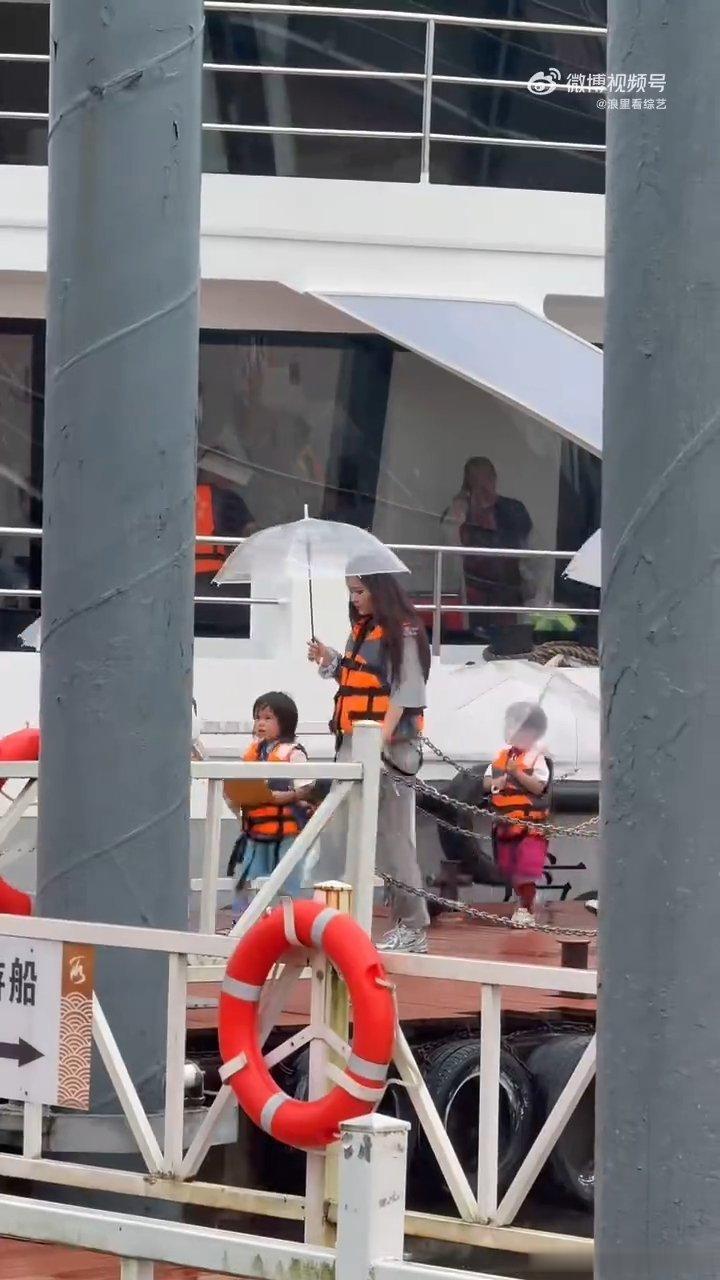 爸爸当家5江西大合体路透爸爸当家四家大合体行程好有意思，就算下起小雨，水上玩乐环
