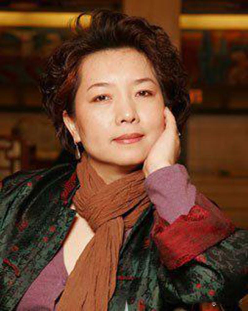 唐师曾与前妻王淳华
 
唐师曾前妻王淳华，中央戏剧学院导演系毕业，北京电视台知名