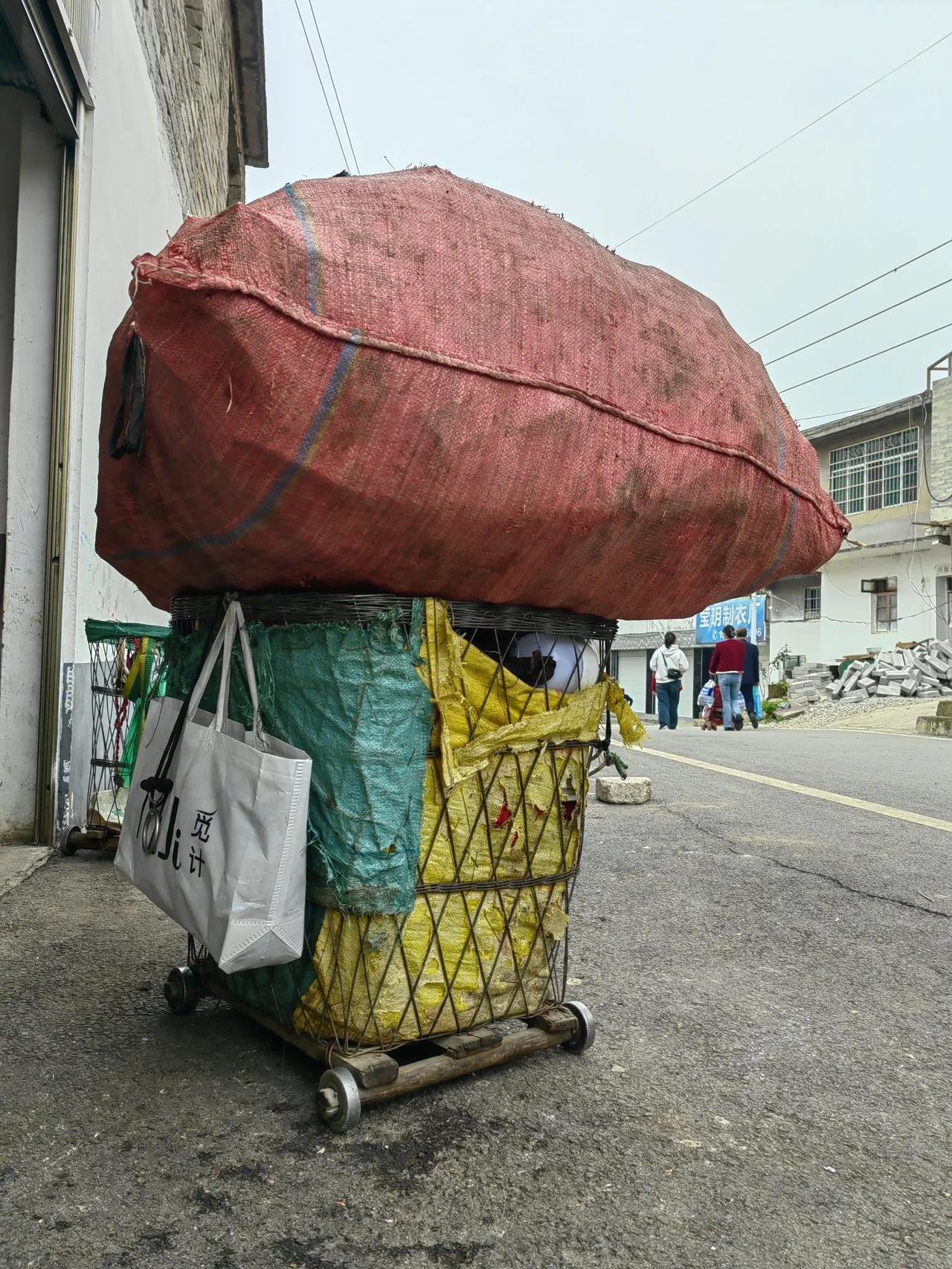 街头摄影，本质上就是在混乱的街头寻找秩序不叫街头摄影 寻常的街头 捕捉街头瞬间 