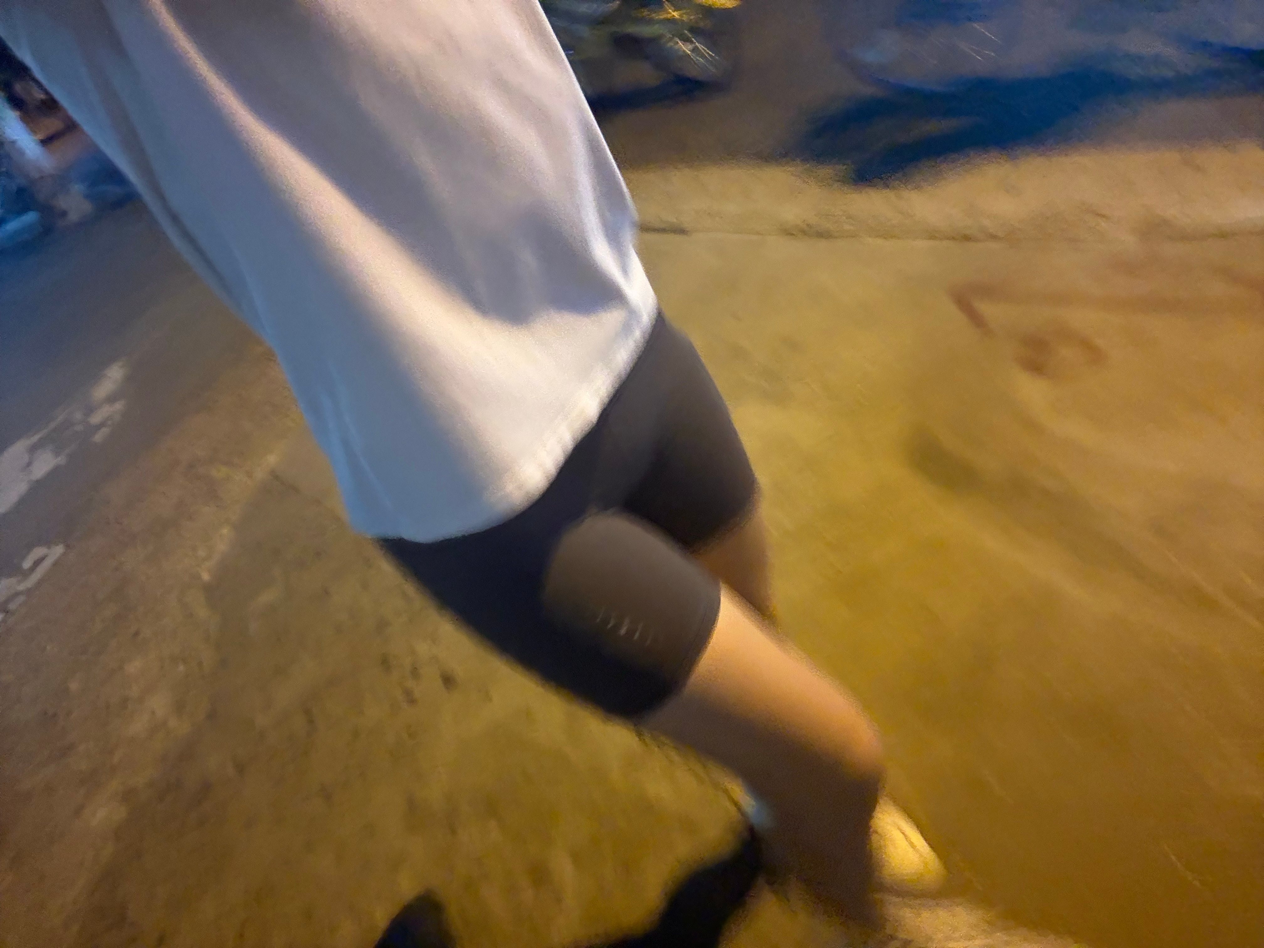 爽跑也不爽，黑的屁都看不见  ​​​