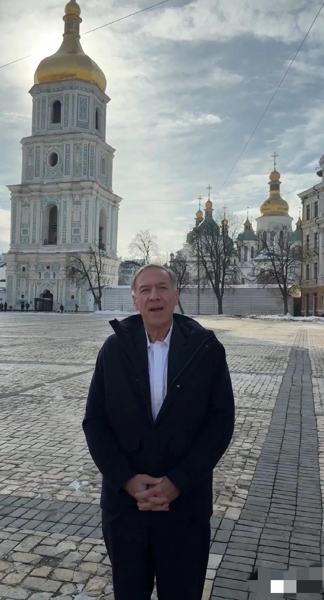 美国前国务卿蓬佩奥昨天发文说：“四年前的今天，弗拉基米尔·普京发动了对乌克兰的全