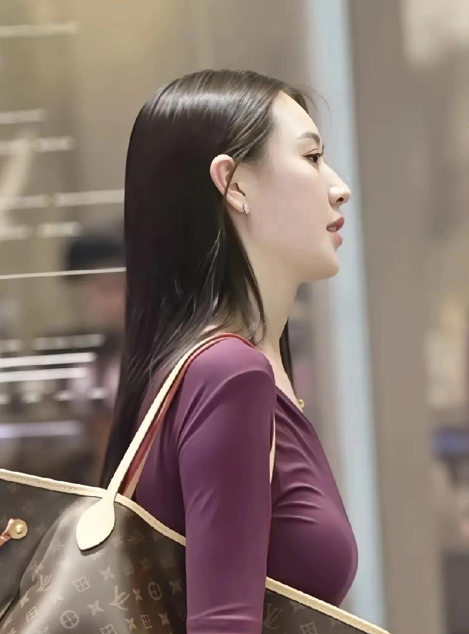 共享美人靓照街拍气质美女，身背lv，长发披肩，落落大方赏心悦目街拍美女写真 甜酷