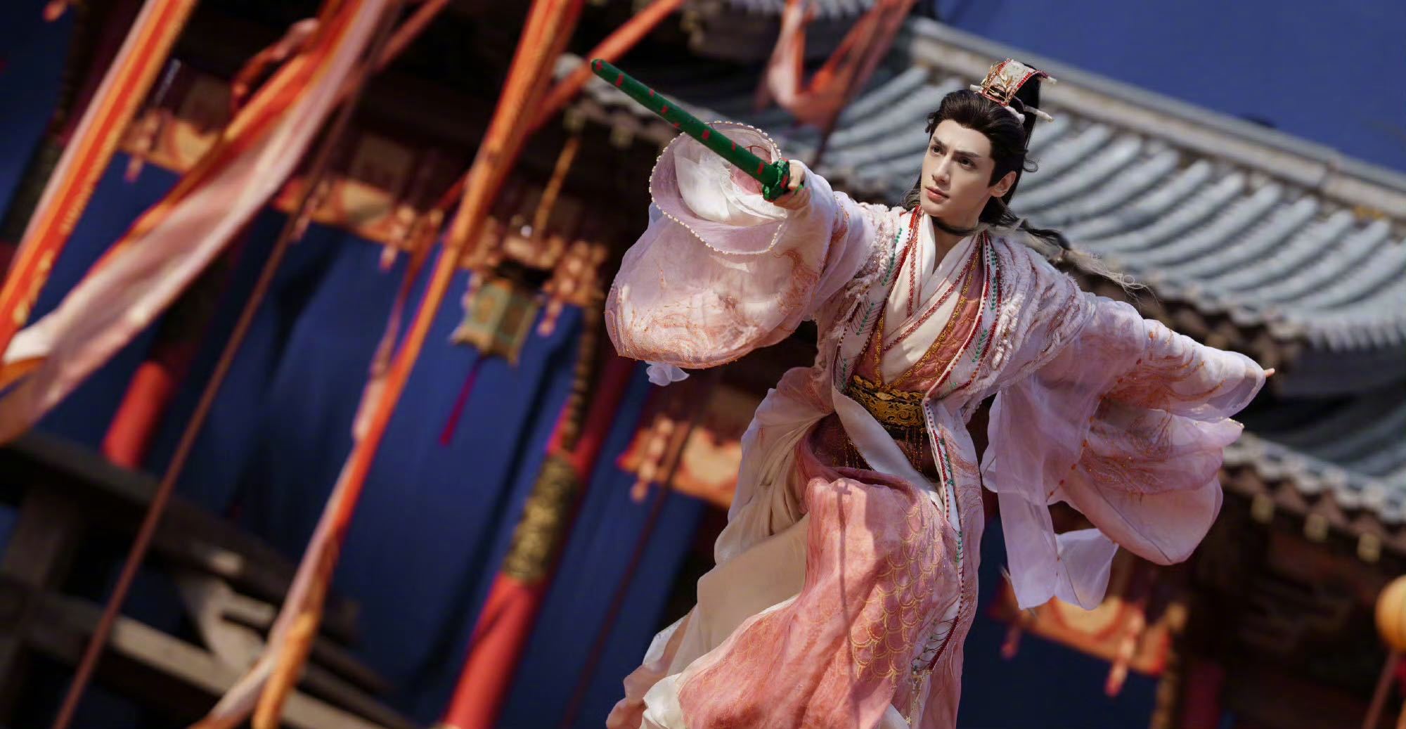 罗云熙穿着粉衣处处刎 这打戏真的越品越有味道，唐俪辞穿粉衣打架时动作精准，粉色衣