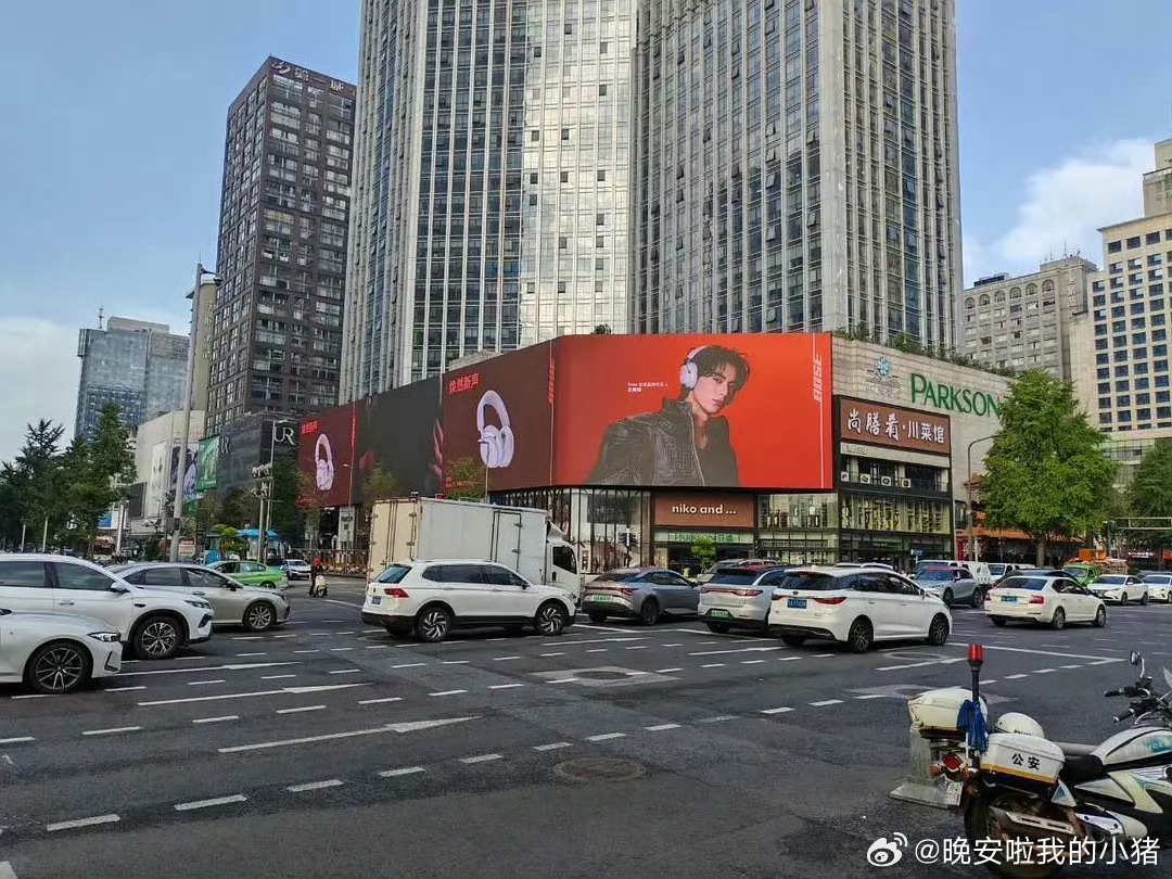 王鹤棣Bose地广大屏王鹤棣Bose大屏地广王鹤棣Bose地广大屏，帅，[期待]