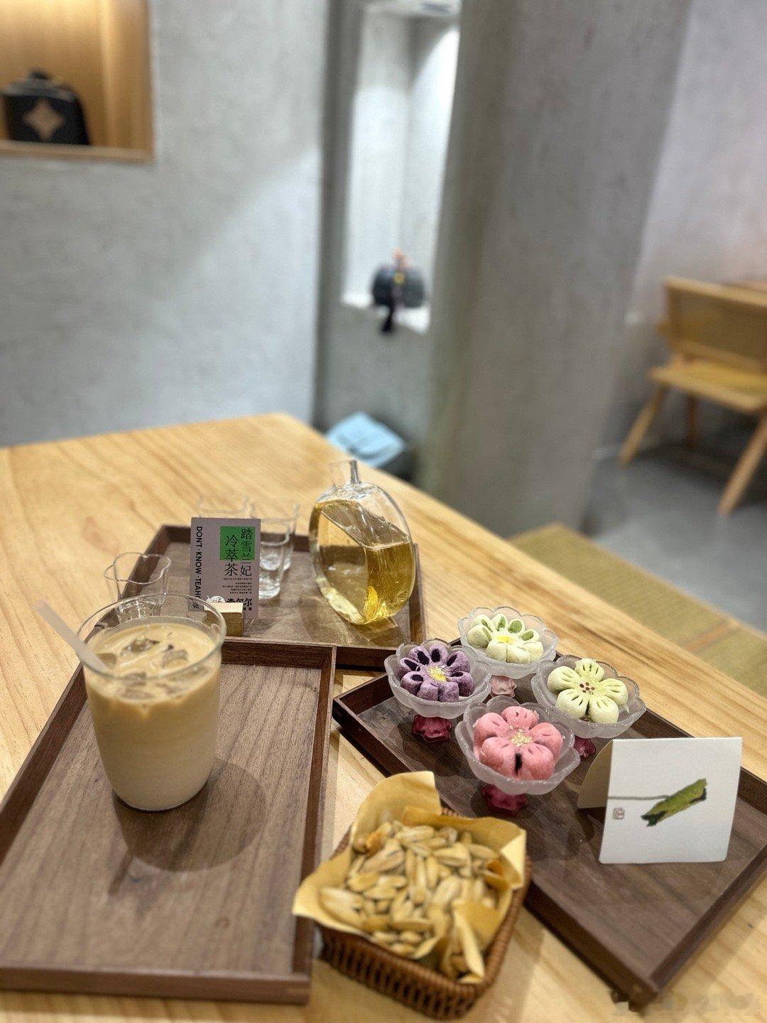 女生在一起，总有说不完的八卦[哈哈] ​​​