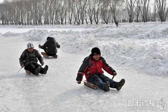 六零后我的前半生9
冰上游乐场嗨翻天
结果被磕了“脑震荡”

我们小村的村东头有