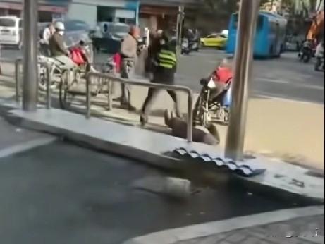 12月25日，福建福安一老人和一名城管工作人员在大街上发生口角，城管人员用身体冲