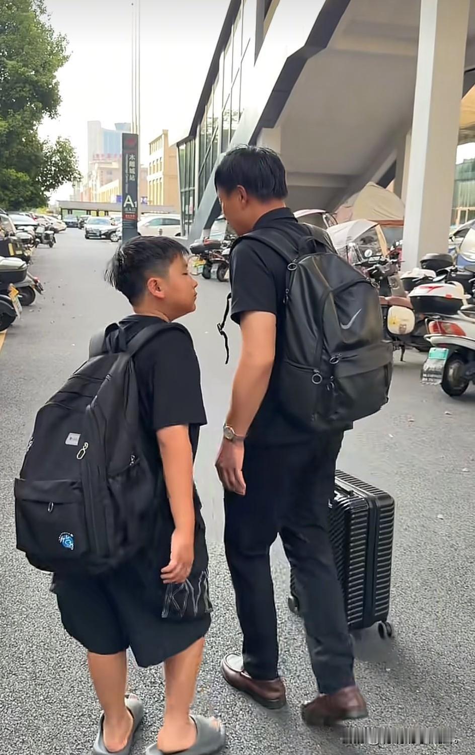 小故事！
   老郭头 带着大孙子回老家了。佟小喵 带着多咪来送爷，在整个 视频