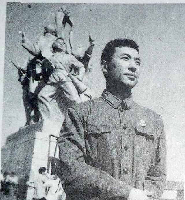 听说你们都忘不了那个银幕上永远的神“指导员”，徐林格吧？这位爷，演的“指导员”那