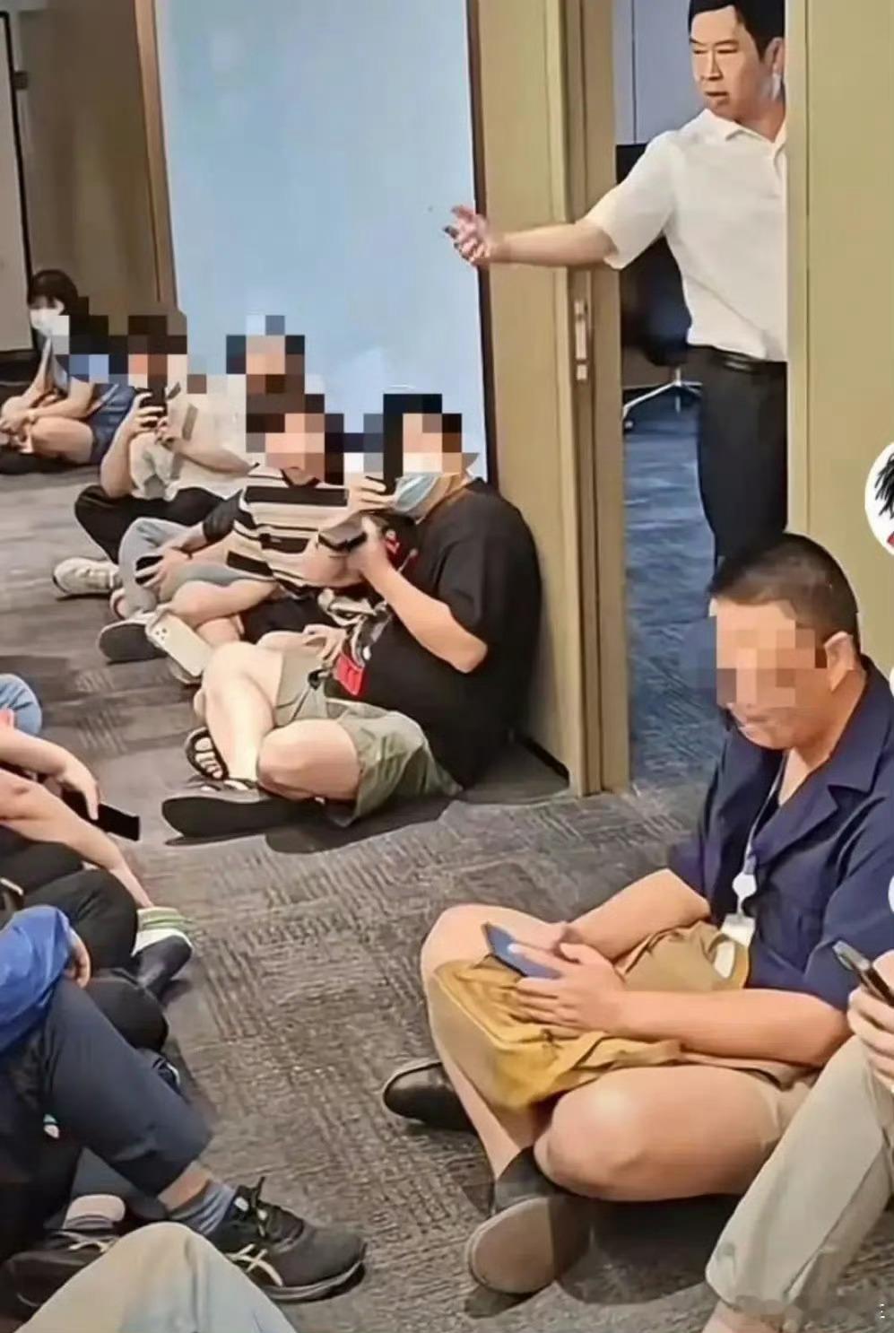 哪吒汽车CEO被员工围堵讨薪6月12日宣布员工居家办公，目前办公室门禁失效，员工