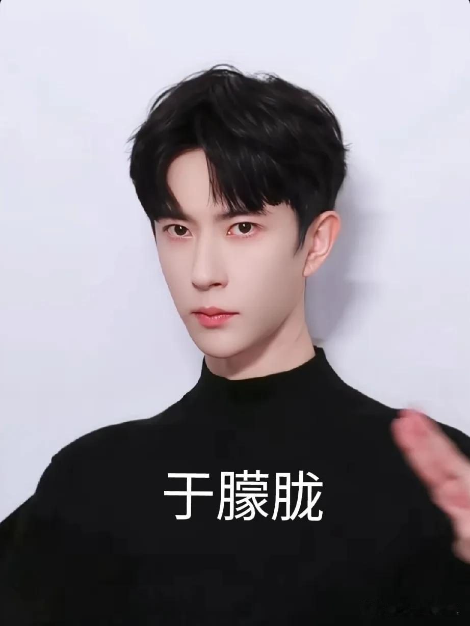 于朦胧去世5天后，母亲通过其工作室账号发布原因：喝酒意外坠楼。

白发人送黑发人