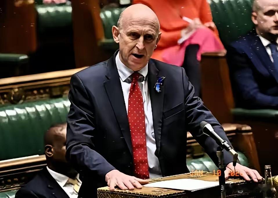 这货是英国国防大臣希利，他扬言要逮捕普京。其实我倒是希望他快点去克宫抓普京的。