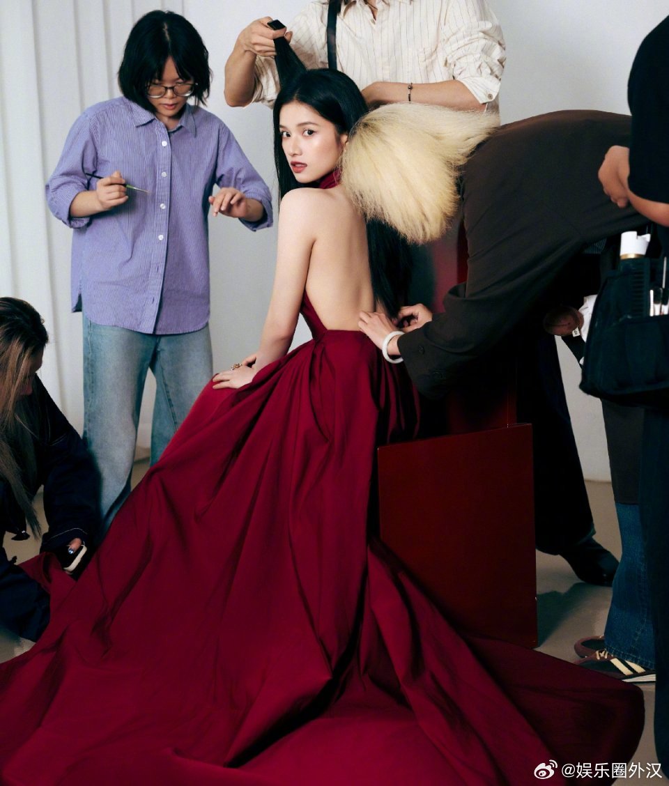 那个黄毛我还以为是张婧仪的翅膀[允悲][允悲][允悲][允悲][允悲][允悲]，