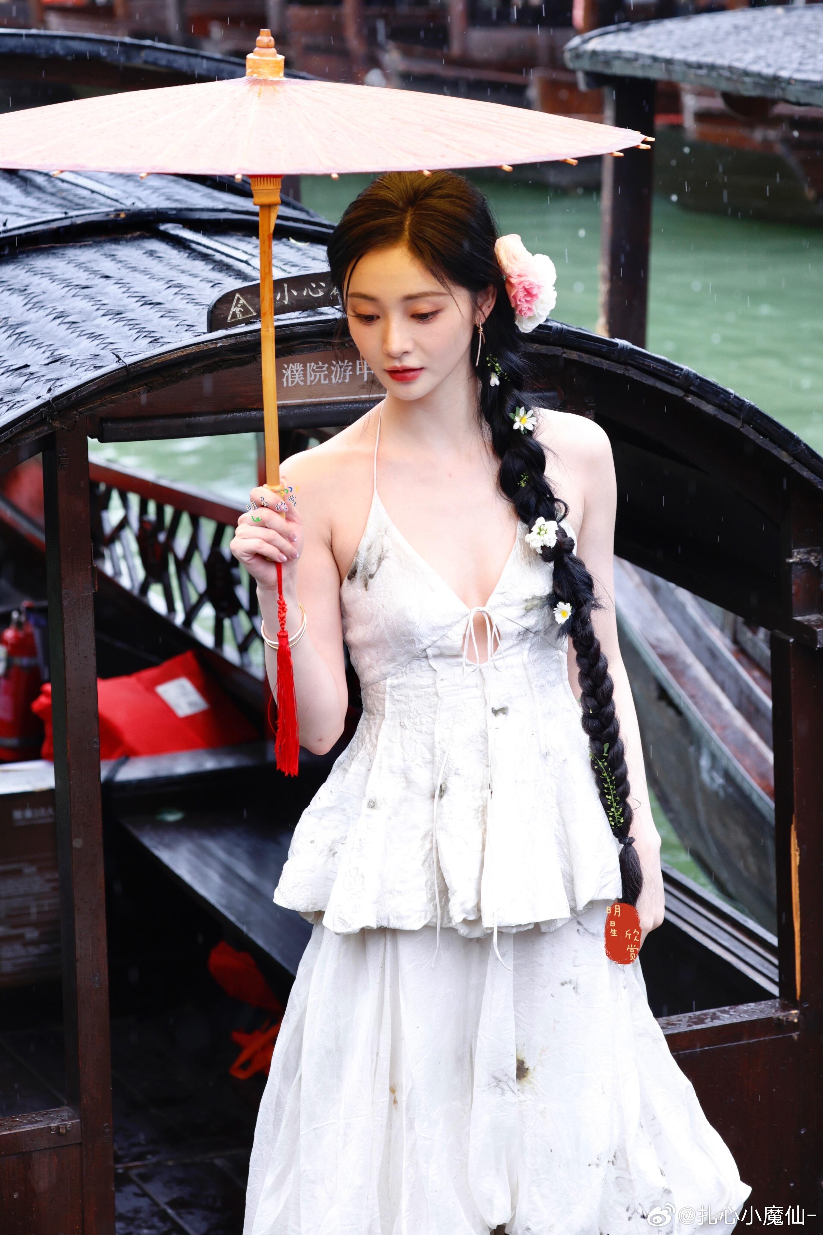 周洁琼 芭莎艺术盛典外拍 