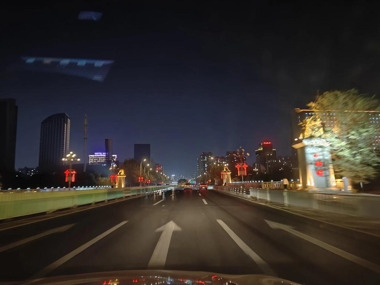 图片是鲅鱼圈平安大街夜景，昨天晚上，七侄女说，走，老姑父我开车拉你转一圈。我说去