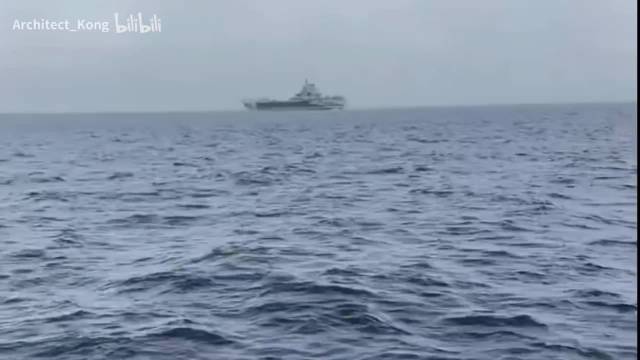 辽宁舰编队通过菲律宾巴西兰海峡，甲板上停满了歼15T战斗机，真是威武雄壮。

#热点聚焦#