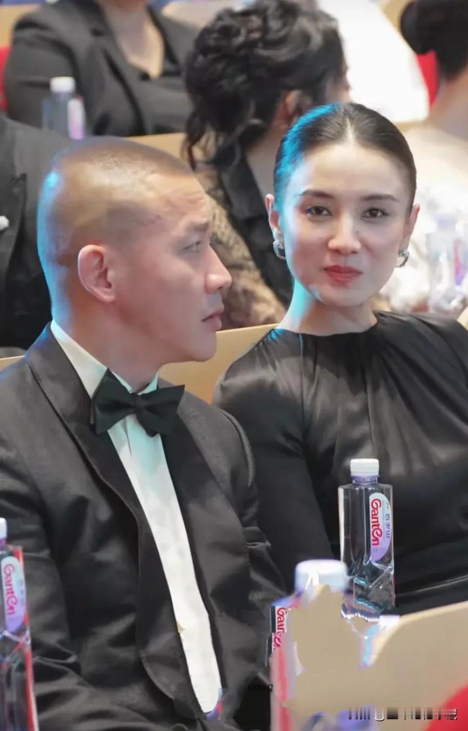 上海电视节上，聂远一直和宋佳同框，真的是靓哥倩女，聂远真的太有男人味了，剃了光头