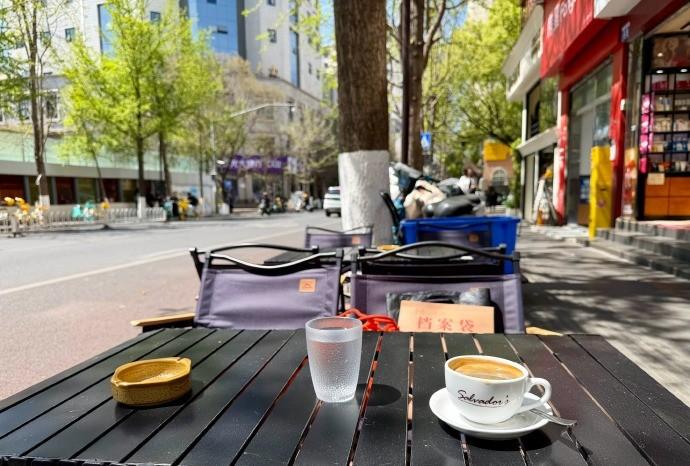 在钱局街支行办完业务，迈出大门时刚好撞上午饭点。索性找个街边位置坐下，一边懒洋洋