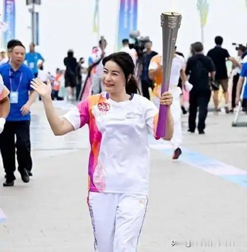 11月9日晚，第十五届全运会开幕式上，跳水奥运冠军郭晶晶携手网球混双亚军王欣瑜，