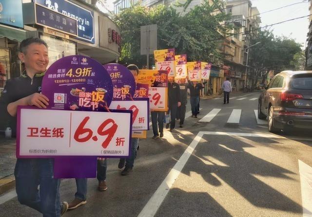 手机摄影本质是数码拍摄，其镜头多等效全幅28mm广角定焦。

很多人拿起手机拍照