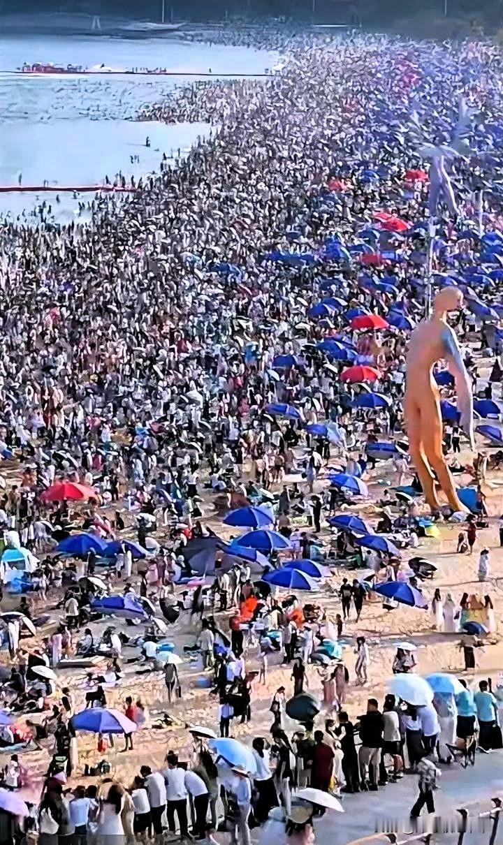 这是一出地铁就可以看到海的深圳大梅沙。

人山人海挤爆了海滩，也挤爆了假日，这个