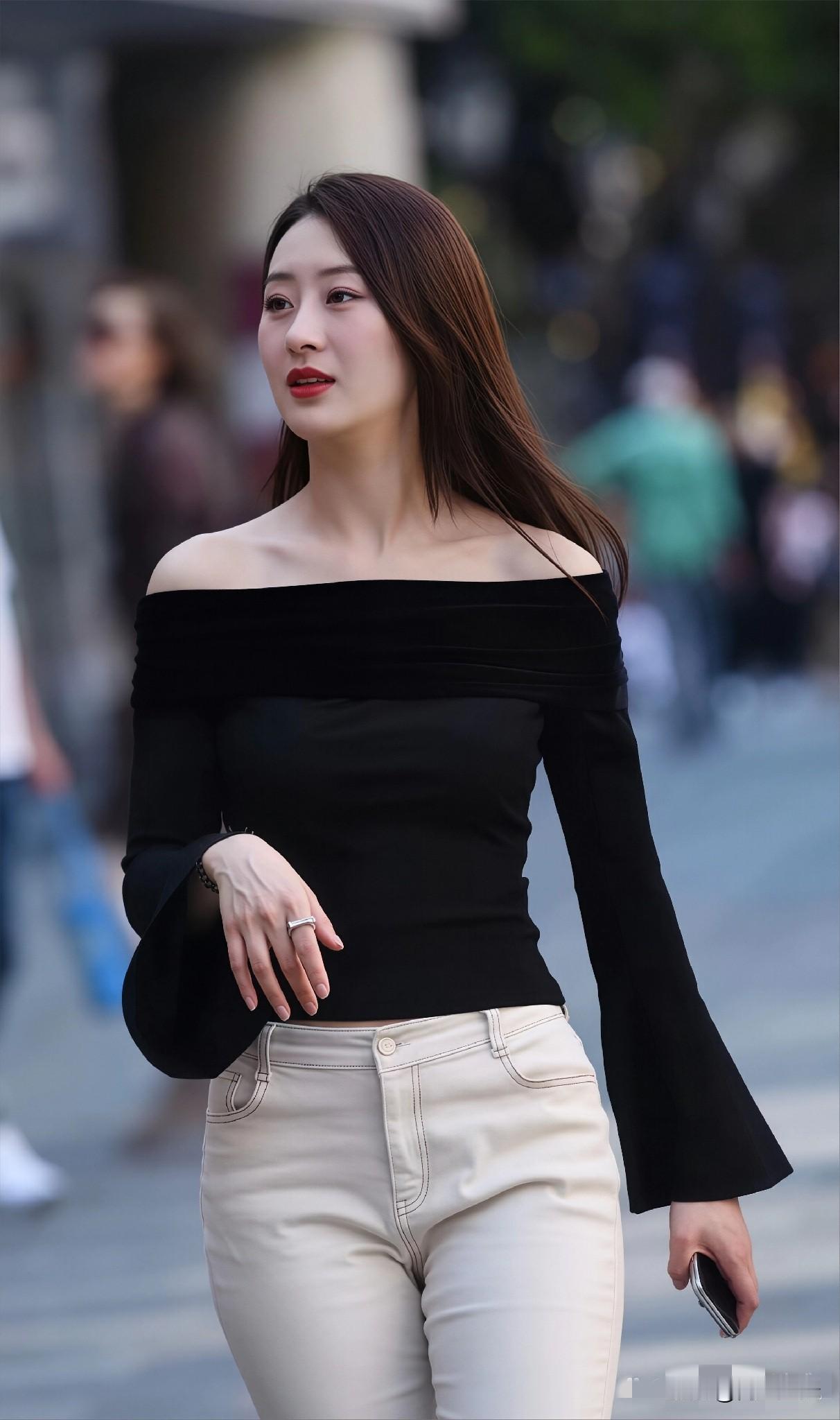 黑色一字肩长袖上衣+米白色九分直筒牛仔裤，简约又不失时尚感
行走在城市街头，用穿