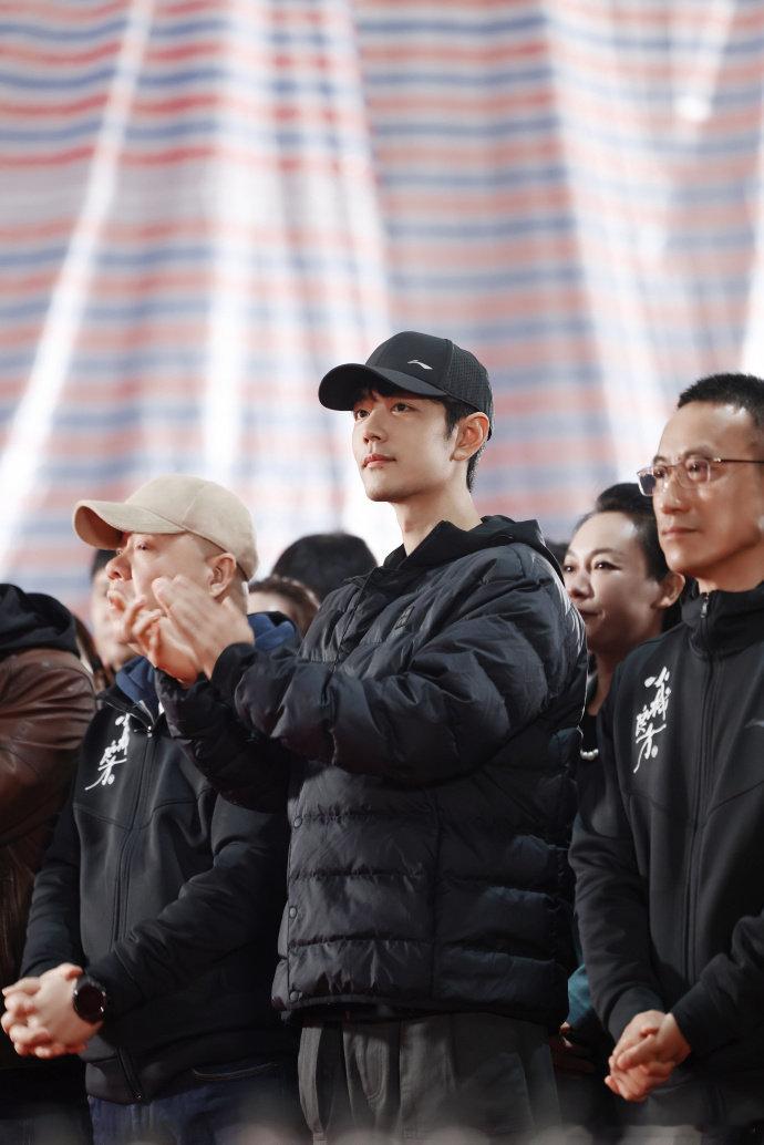 肖战刘铮亮有故事的人肖战素颜胡茬开机图肖战素颜胡茬开机图，肖战刘铮亮有故事的人，