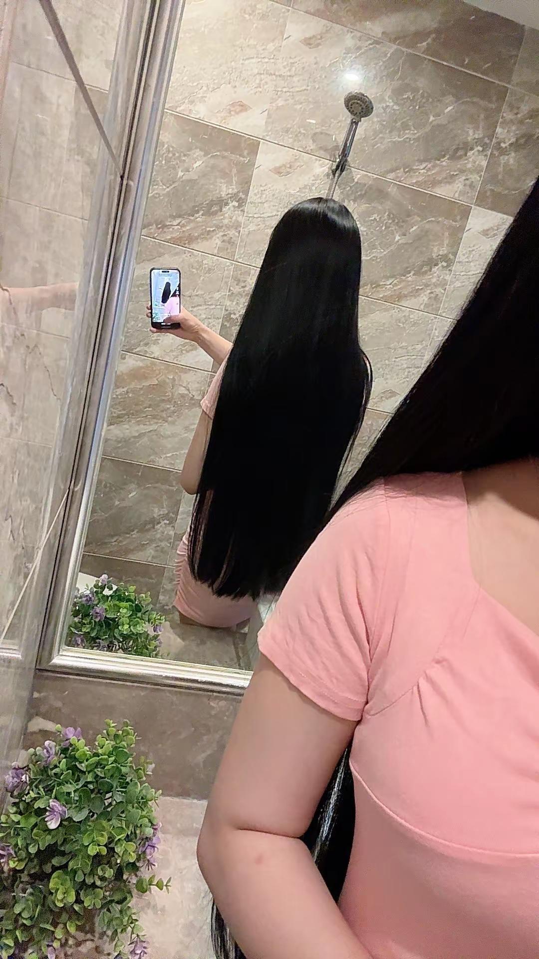 一袭浅粉，一头长发，守住自己独有的温柔与底气。
