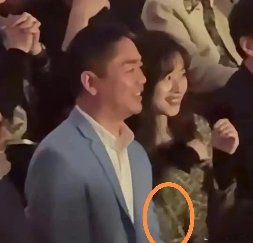 章泽天刘强东看李云迪音乐会，女方依偎在男方怀中。近日，章泽天刘强东共同出席了李云