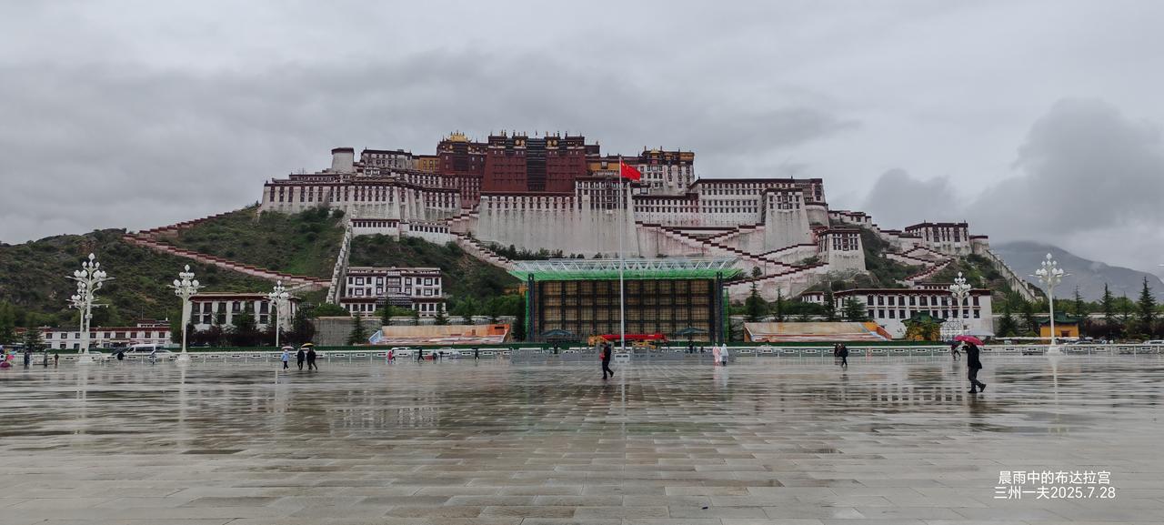 在布达拉宫门票预约的窗口，让我看到了有些人的素质。
我在早晨8点前就顶着小雨排队