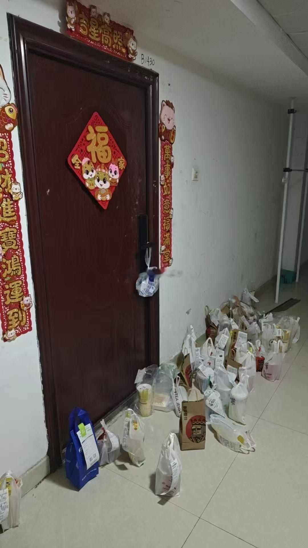 门口这么多外卖？？？这是啥情况啊？？