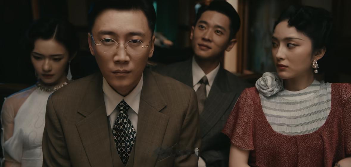 五个人的修罗场，笑死我😂
三个男的都喜欢林允，喜欢男主的女配，眼神都想杀了女主