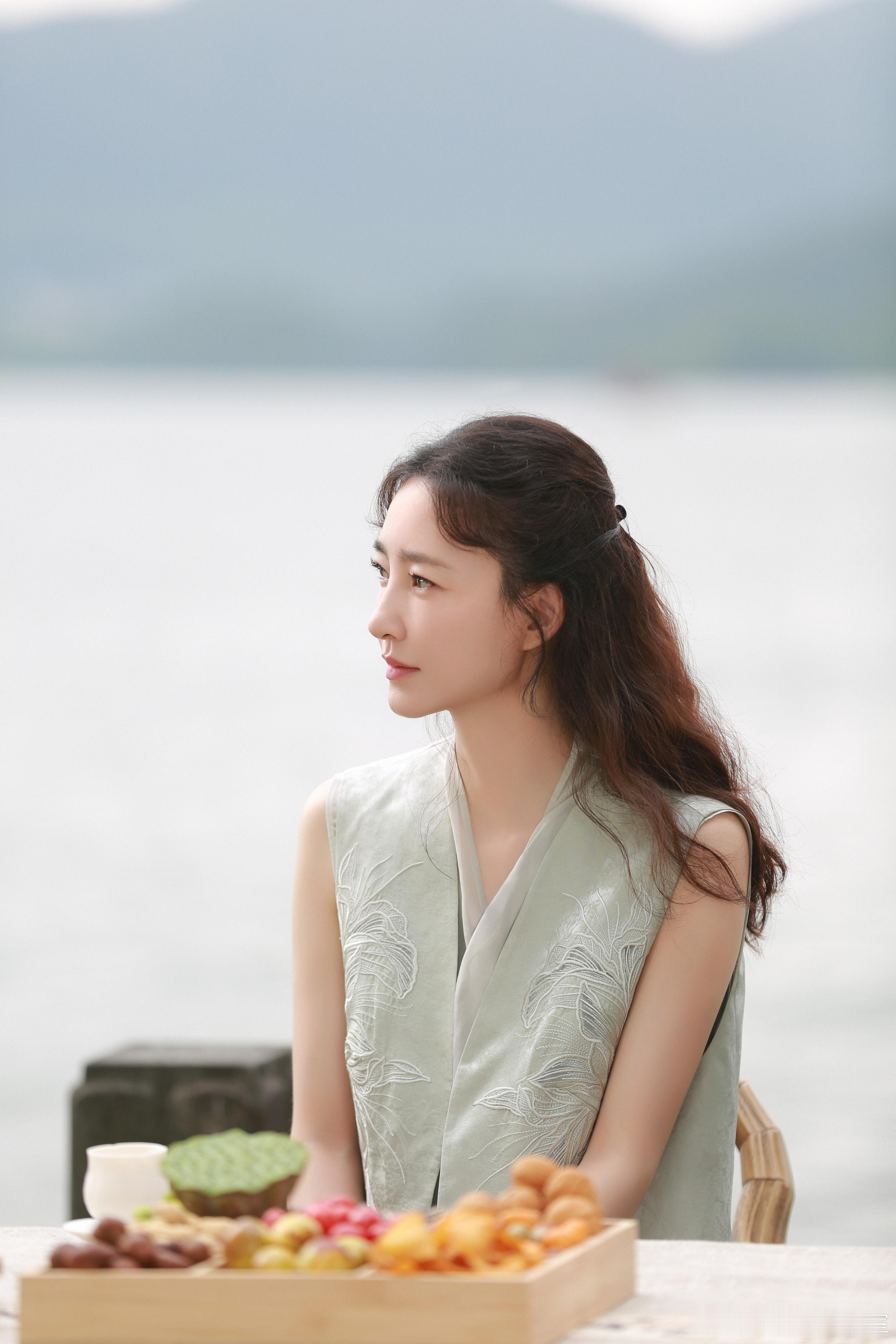 王丽坤[超话]踏歌行杭州西湖 当西湖的淡妆浓抹，遇见诗词的平仄韵律，今晚CCTV