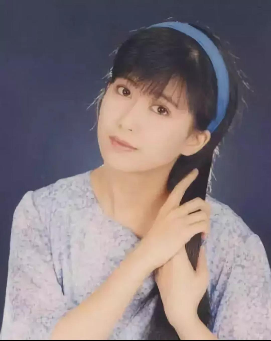 1995年，在台湾红得发紫的孟庭苇，接到春晚邀约去唱《风中有朵雨做的云》，她以为