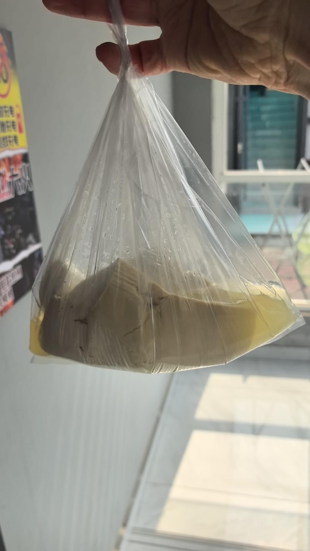 诚信有那么难
先前北大有清华的商贩鸭腿肉变鹅腿肉，今天有大集商贩大豆腐变豆腐水。
