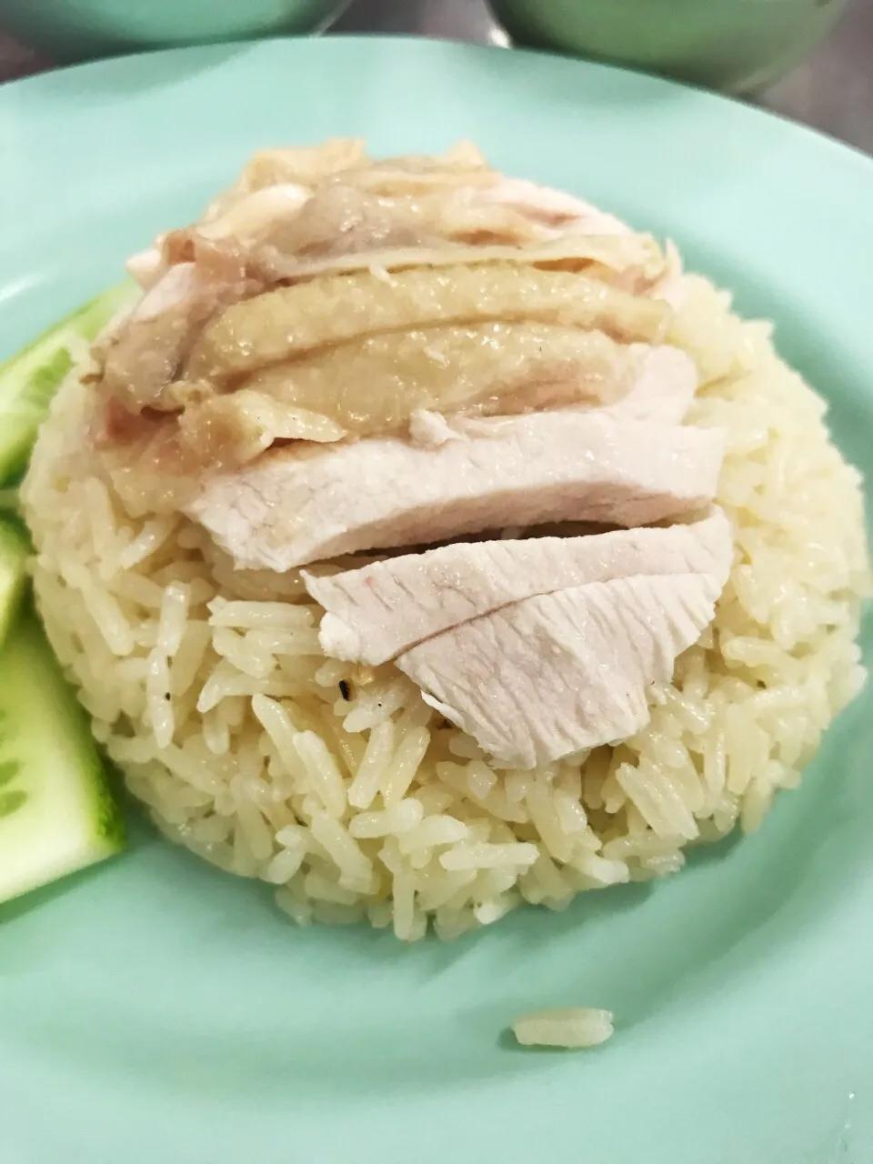 海南鸡饭世界闻名。最近，经过反复琢磨，我发现一个绝世好吃鸡饭的配方：农家土鸡汤煮