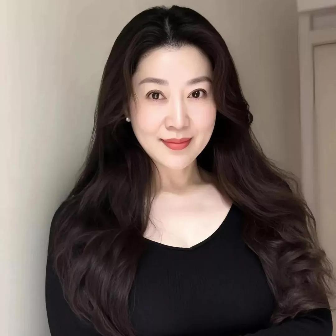 温柔女神，优雅动人，黑衣衬肤色