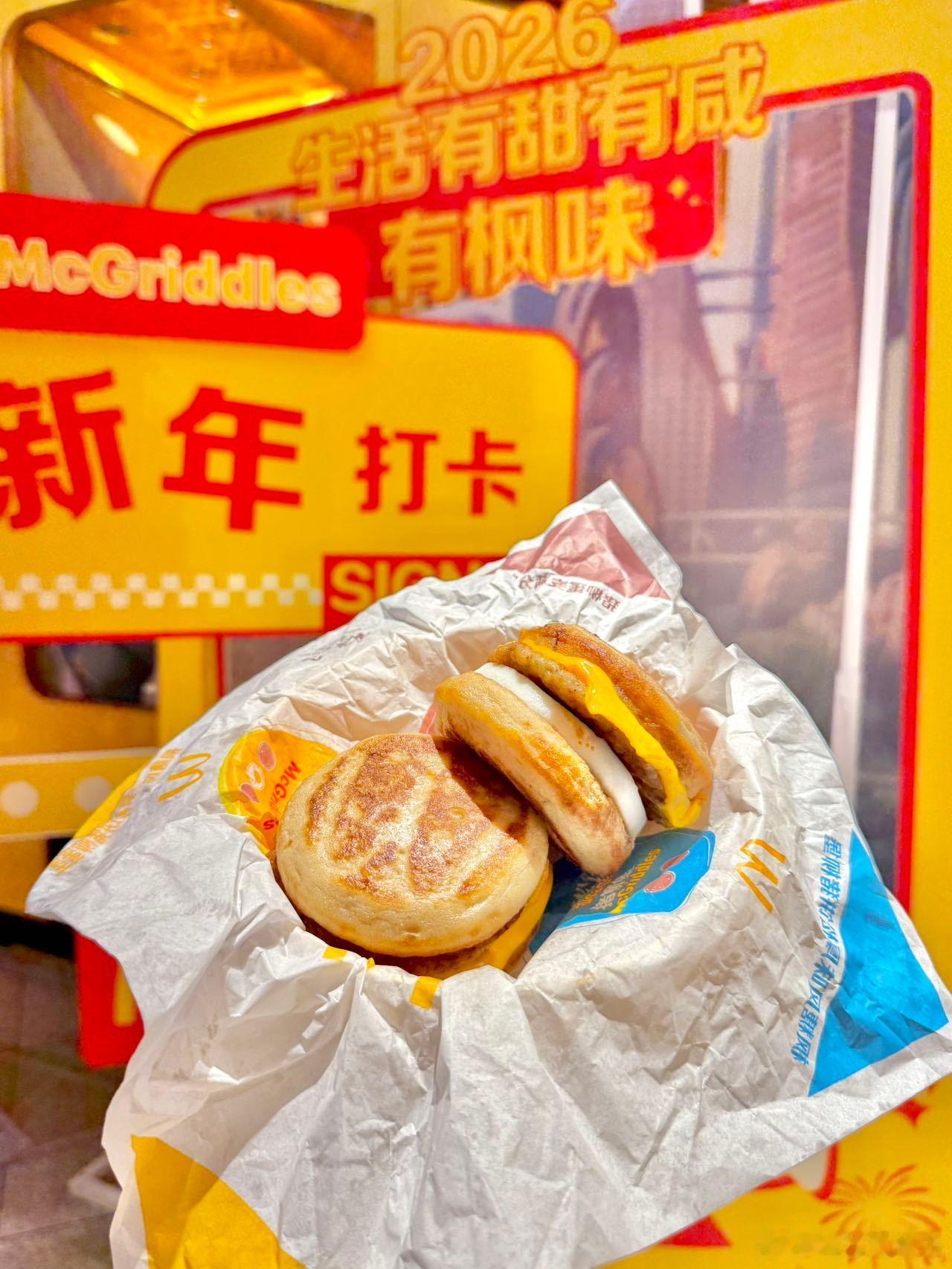 麦当劳海外爆堡来了谁懂啊！当年去美国玩，被朋友凌晨拉去排队吃的就是这款枫糖班戟汉