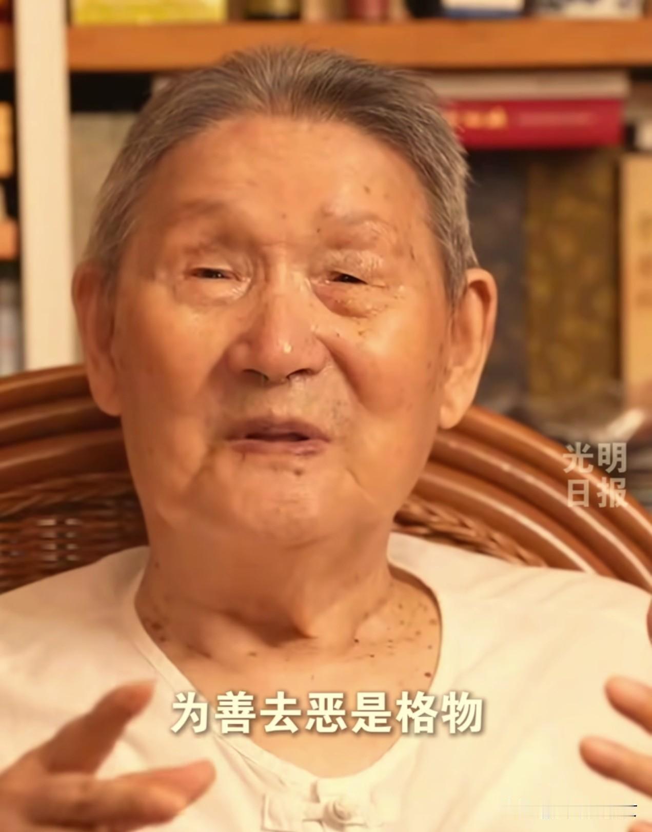 92岁北大教授楼宇烈去世了，
他这一生交对了三个朋友，
 
第一个就是冯友兰。