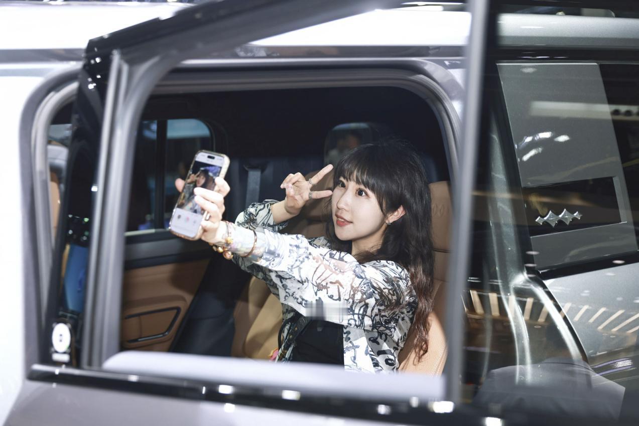 2026北京车展，现场最大现眼包出现了。比亚迪专馆人气高涨，汽车圈大佬来了，演艺