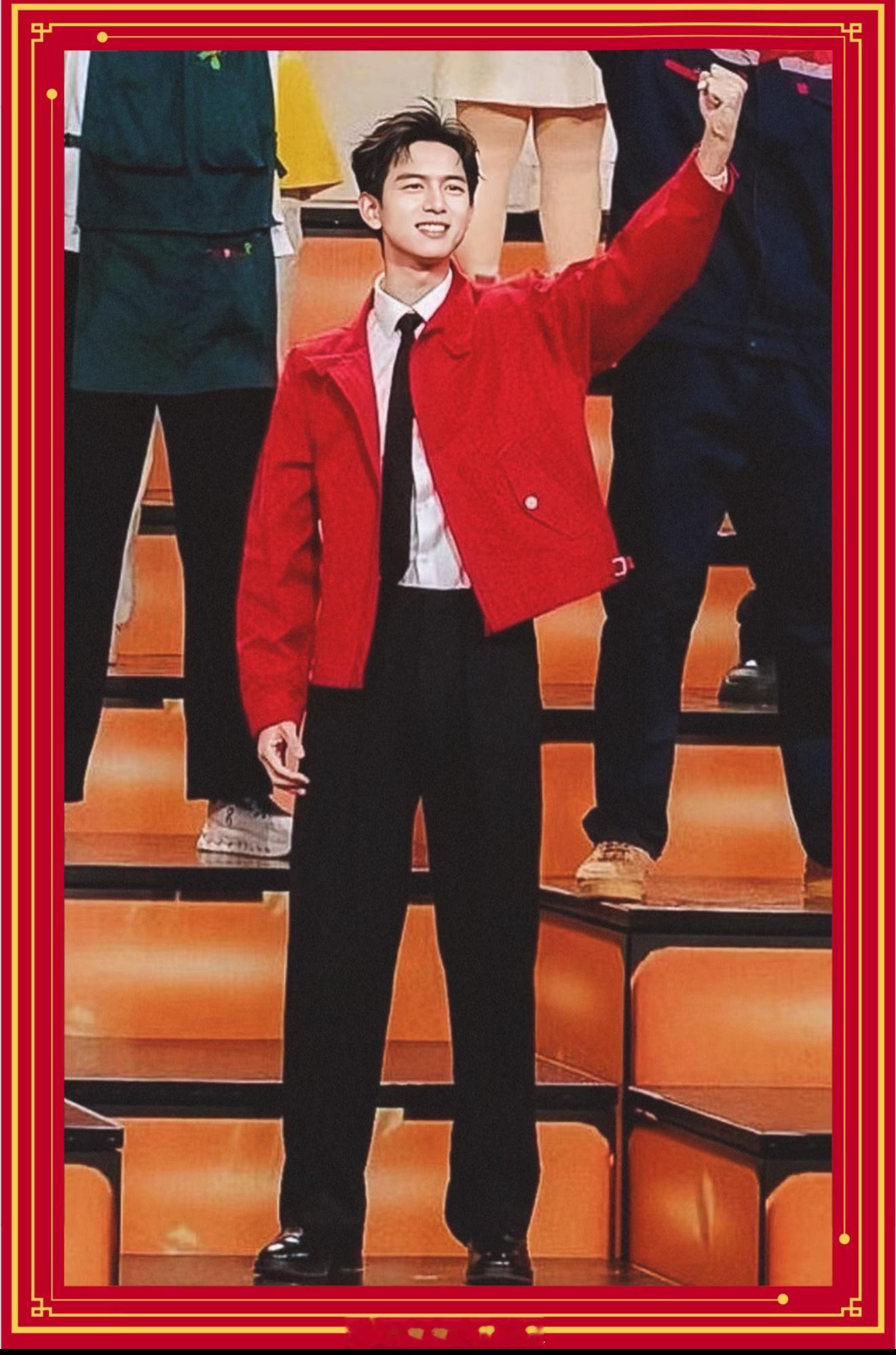 李现四登央视春晚这是李现第四次登上央视春晚，帅气依旧啊 