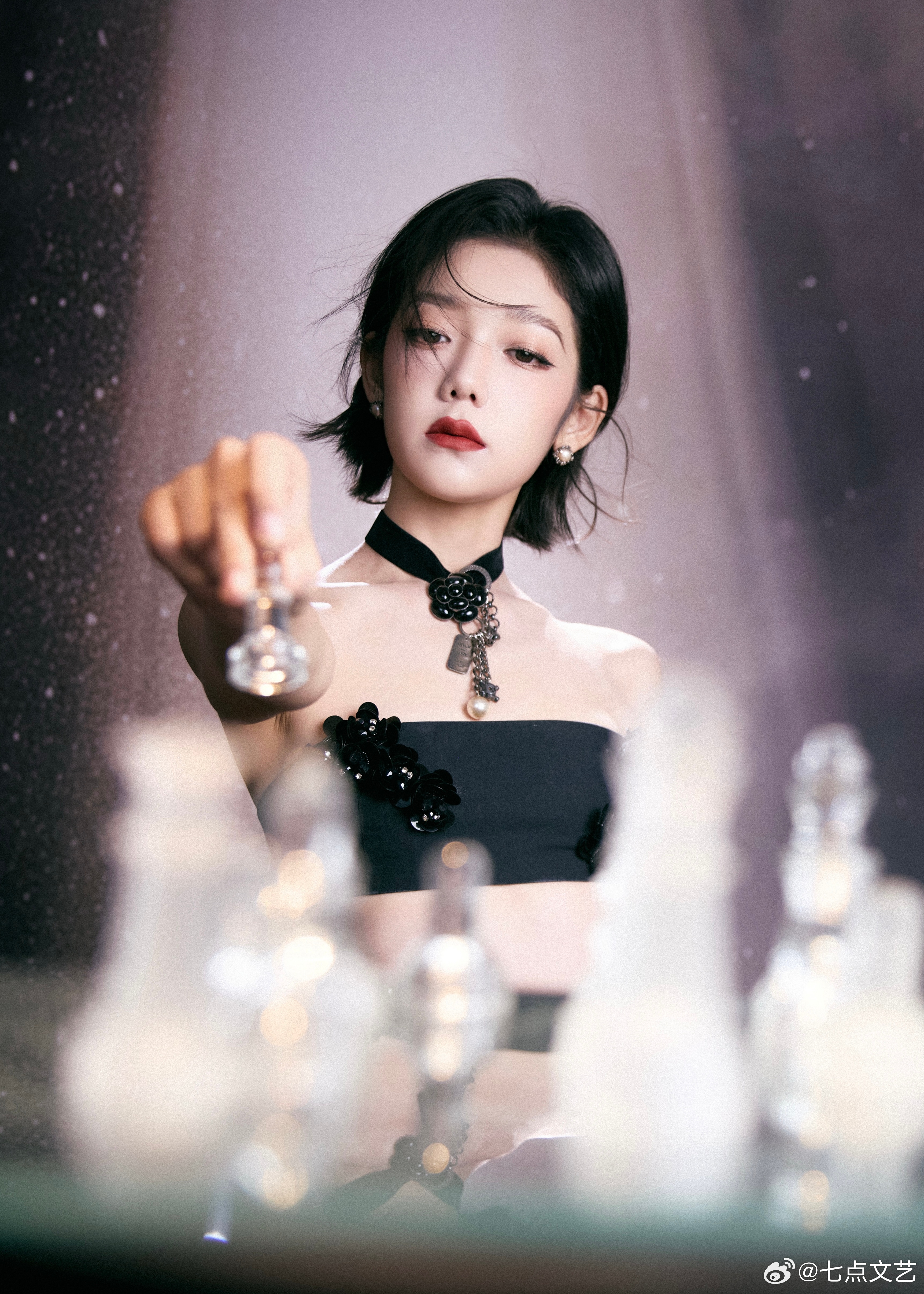 希林娜依高变希林辣依高家人们谁懂！希林娜依高的红毯造型太会了，抹胸黑色长裙尽显时