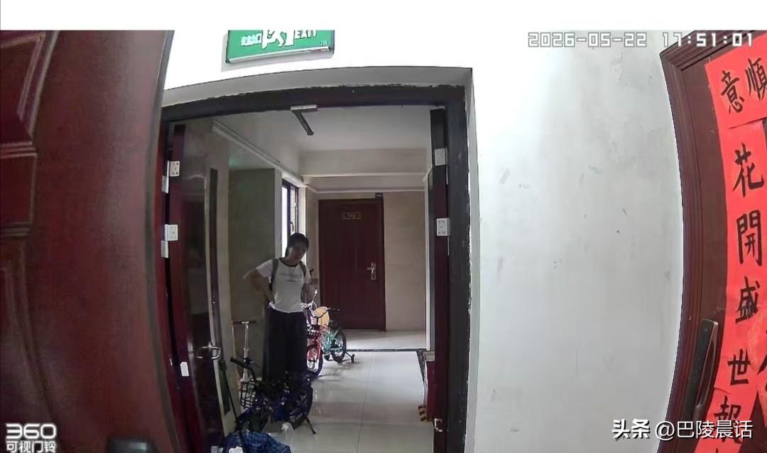 最近常有人敲门询问要不要清洗油烟机。看打扮，不像是普通的工人，选择的时间，也大都