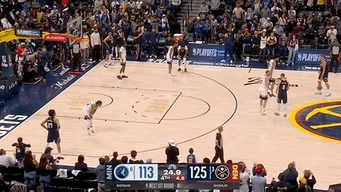 掘金锁定胜局后，约基奇戏耍对手，把球给对方，突然又要抢回来。裁判给了双方争球..