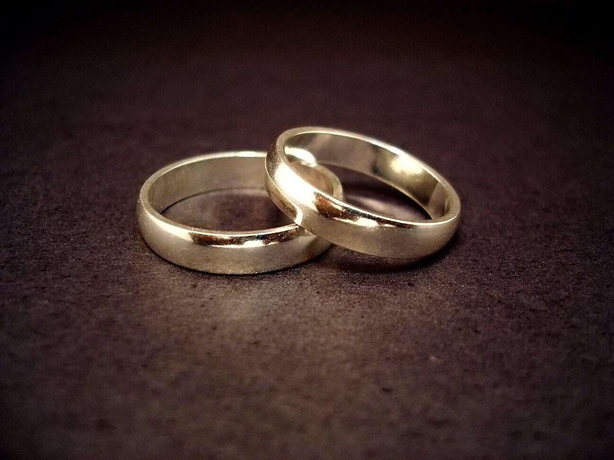 婚姻这回事，确实不能样样都想占。真正危险的，是三家人都想掌舵，却没人先把夫妻过成